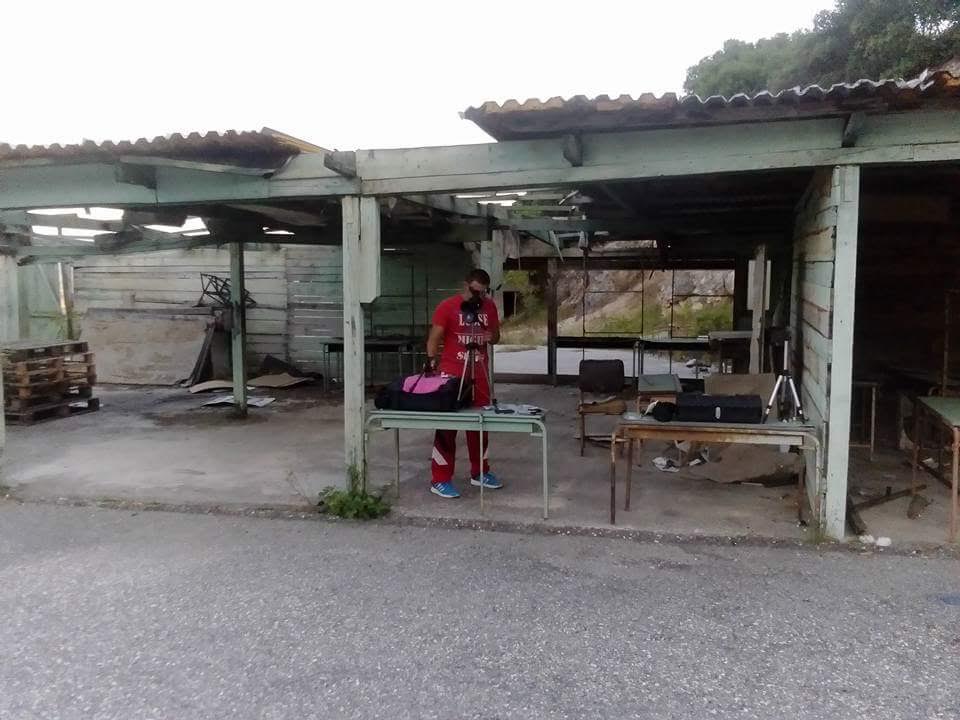 Αυτό είναι το αυτοσχέδιο σκοπευτήριο που προπονούνταν η Άννα Κορακάκη. Η φωτογραφία είναι από τον προσωπικό λογαριασμό του αδερφού της Διονύση στο Facebook