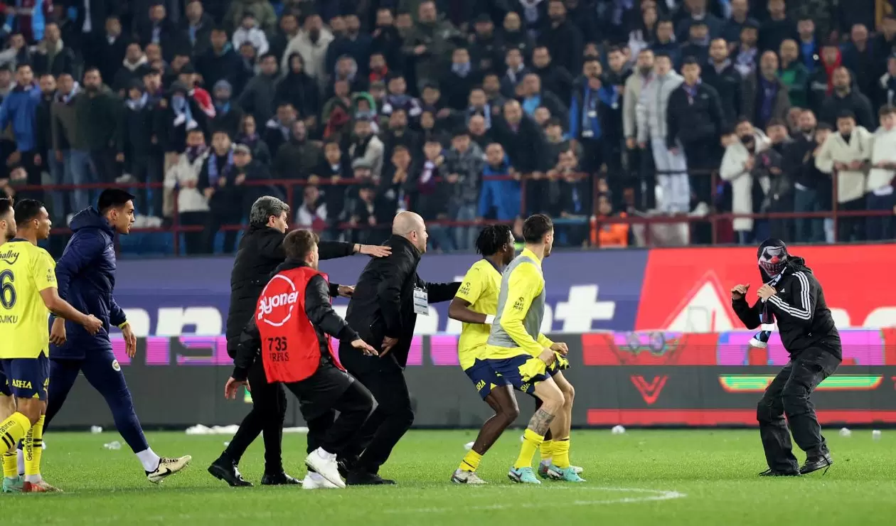 Batalla Campal En El Juego Entre Trabzonspor Y Fenerbahce Por La Liga De Turquía 2023 2024.jpg