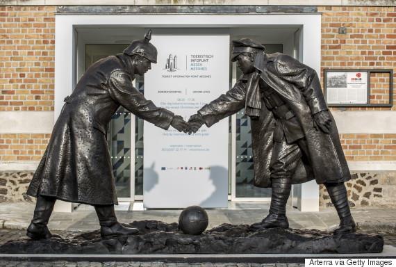 Cache 728x3000 Analog Medium 627625 79990 18122018 Statue By Andrew Edwards Representing British And German Soldiers Shaking Hands During World War