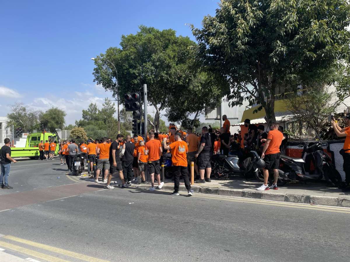 Βίντεο: Χαμός στο οίκημα του ΠΑΝ.ΣΥ.ΦΙ ΑΠΟΕΛ, στο πόδι οι «πορτοκαλί», ετοιμάζουν πορεία στο ΓΣΠ