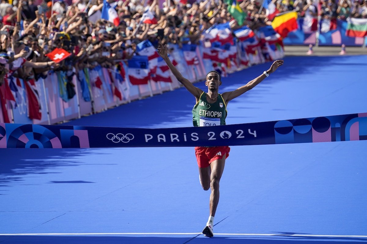 O Tola Nikitis Tou Marathoniou Sto Parisi Me Olybiako Rekor