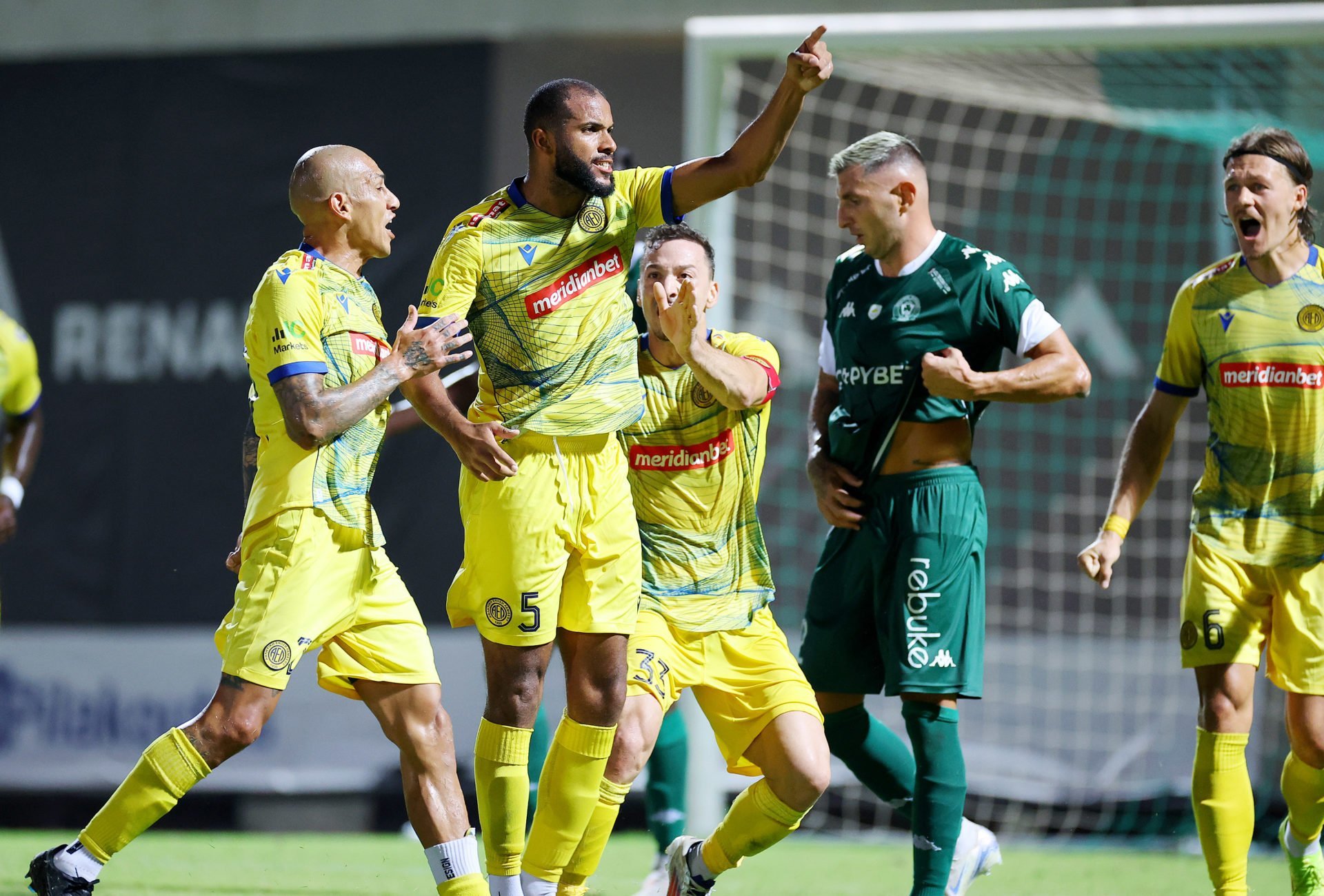 Omonoia 29m Ael 2 4 Chortastiki Kai Istoriki Premiera Me Galazokitrina Chamogela