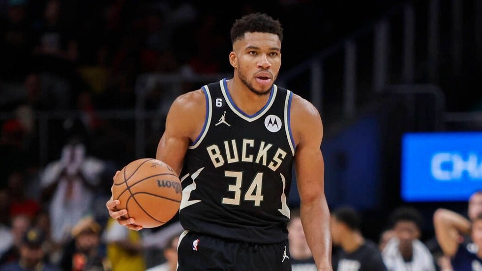 Giannis Antetokounmpo Sits Steps