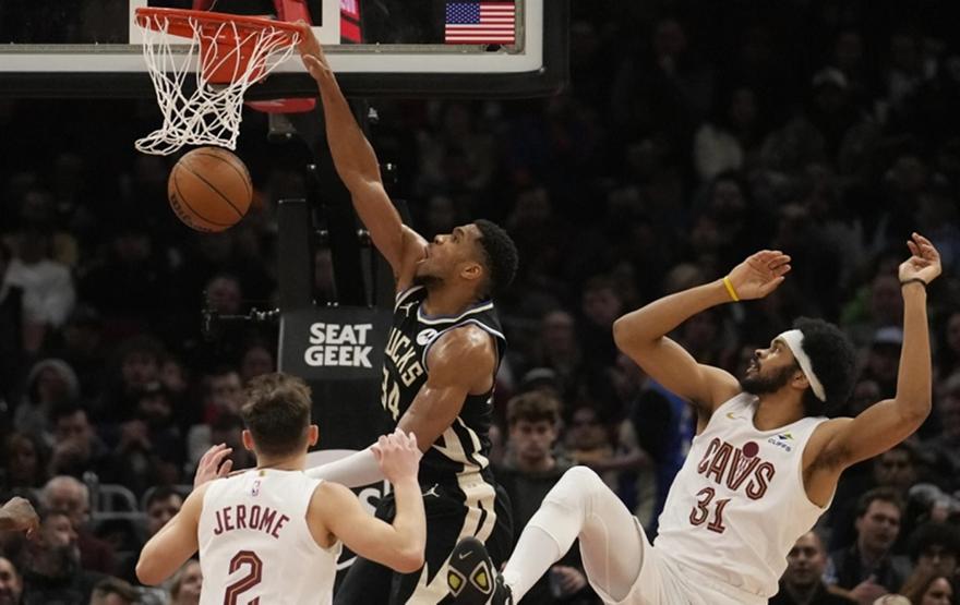 Giannis Bucks Cavs 055802