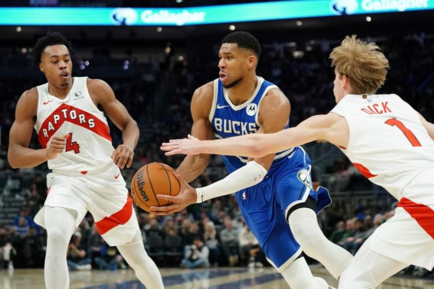 Giannis Bucks Raptors 055726