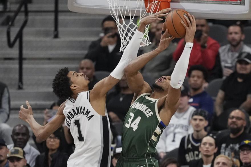 Bucks Spurs Giannis 055937