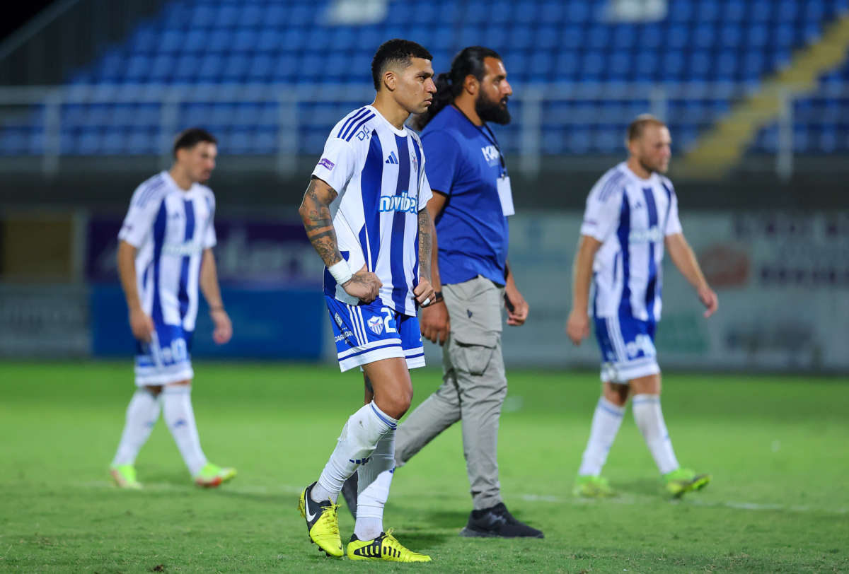 Anorthosis (3)