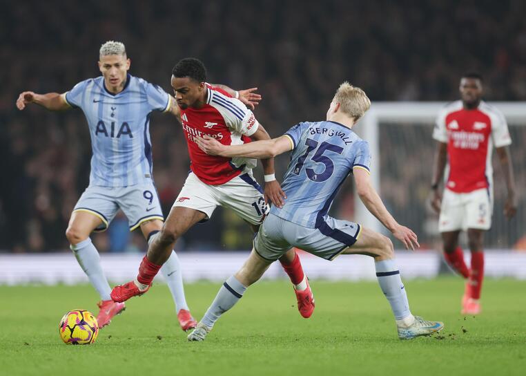 London, Uk. 15th Jan, 2025. Jurrien Timber Of Arsenal Tackled By Lucas Bergvall Of Tottenham During The Premier League Match At The Emirates Stadium, London. Picture Credit Should Read: David Klein/sportimage Credit: Sportimage Ltd/alamy Live News