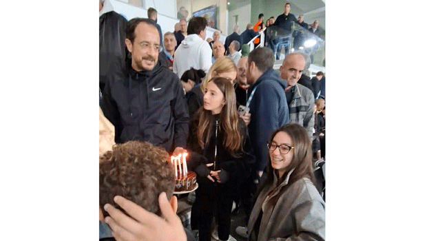 Proedros Paron Se Genethlia Sto Alfamega