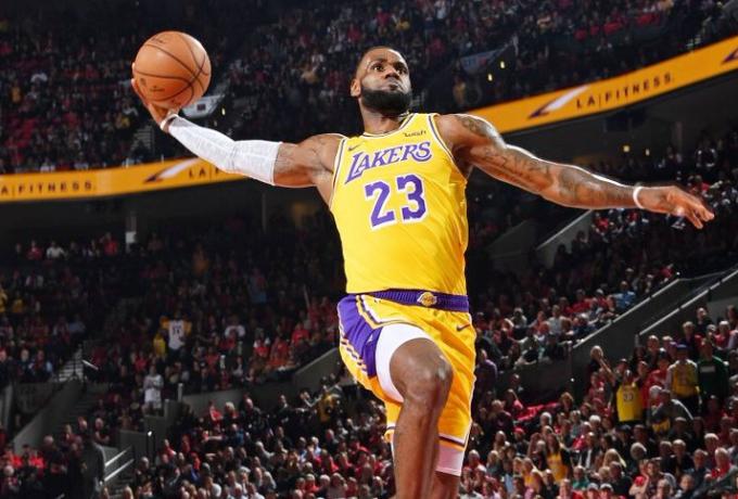 292910a9 Lebron Lakers First Dunk