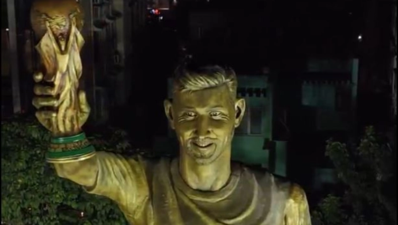 Messi Statue