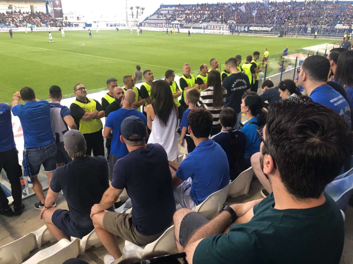 Ανόρθωση: 12 άνδρες ασφαλείας πίσω από τον πάγκο της Πάφου – Αποδοκιμάστηκε έντονα ο Σα Πίντο