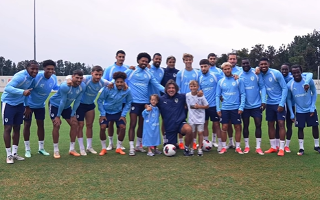 Πάφος FC: Ξεχωριστός επισκέπτης ο μικρός Ισαάκ που κέρδισε τις καρδιές στη Λίβερπουλ (vid)